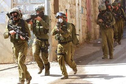 Soldados israelíes, durante una operación desarrollada ayer en la localidad cisjordana de Qabatiya.