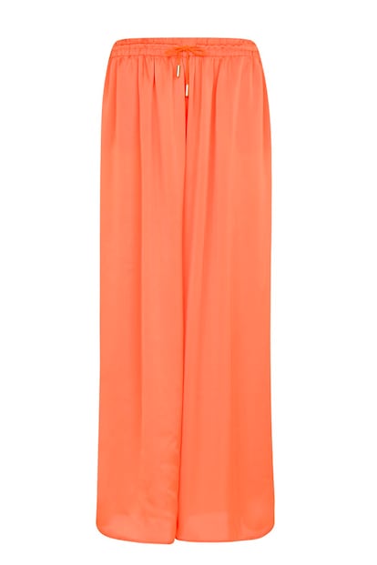 Pantalones en naranja con la pata tan ancha que casi parece una falda, de Mango (39,99 euros).