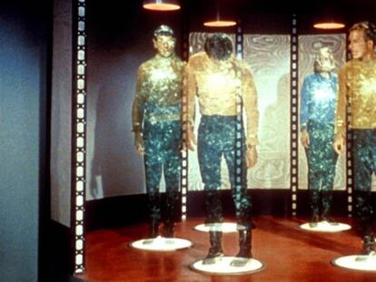 Tripulación de la nave estelar 'Enterprise', de la serie de televisión 'Star Trek', en el teletrasportador que utilizaban en la ficción.