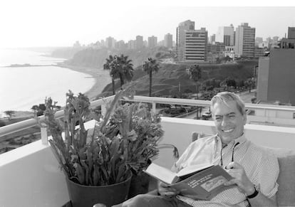 El escritor Mario Vargas Llosa, fotografiado en la terraza de su casa en Barranco, Lima.