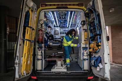 Marta de la Torre, 46 años, enfermera, preparando la ambulancia al inicio de su turno de trabajo, en la base del SUMMA del Barrio de las Águilas, en Madrid. Son las 8.45 de un lunes festivo en Madrid.