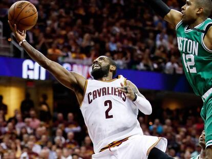 Kyrie Irving lanza tras superar a Horford.