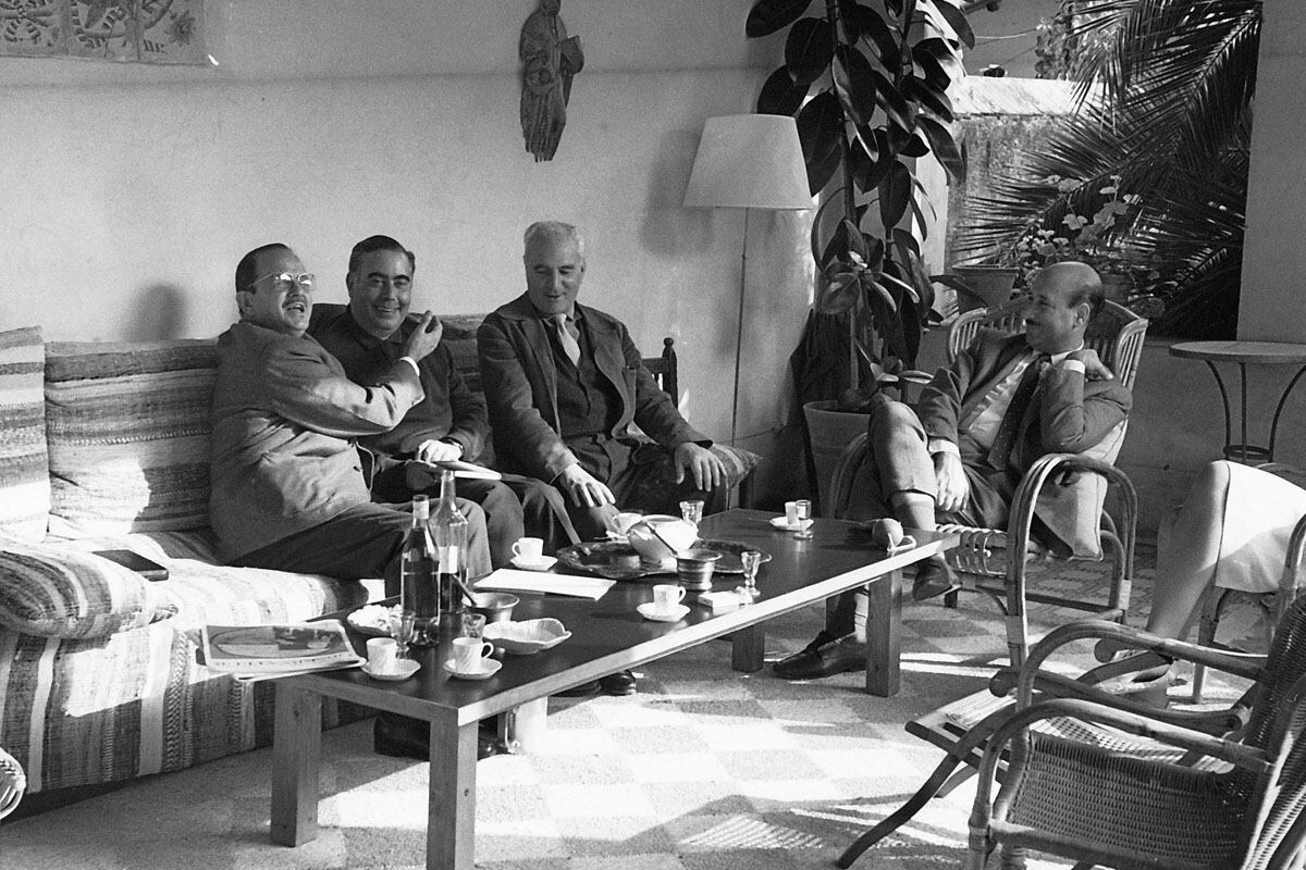 L'empresari Joan Gaspar, el poeta Joan Perucho i l'escultor Apel·les Fenosa l'any 1965 al porxo de la casa.