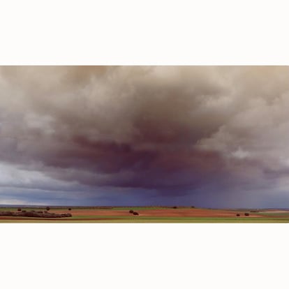 Paisaje de tormenta en la zona de Villanueva de los Infantes, una de las paradas de la ruta del Quijote, en Castilla-La Mancha.