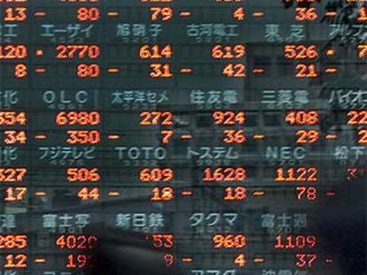 Panel de cotizaciones de la bolsa de Tokio, en una calle de la capital.