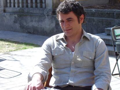 Alex Brendemühl interpretando a Juan Marsé en <i>El cónsul de Sodoma.</i>
