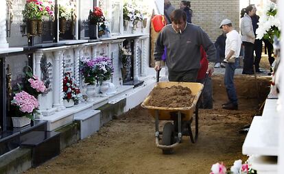 La fosa se encuentra a la entrada del cementerio entre dos hileras de nichos