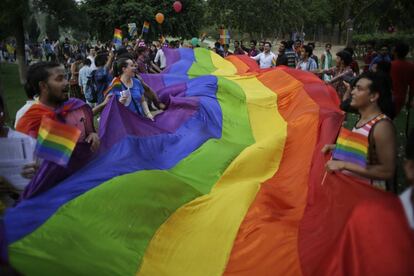 Los miembros de la comunidad LGBT (Lesbianas Gays Bisexuales transexuales) de la India Sostenga una bandera del arco iris durante un desfile en Gurgaon en las afueras de Nueva Delhi, India.