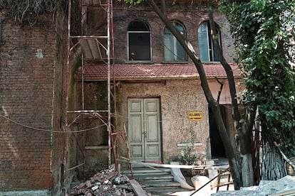 La entrada de la Casa de las Hojas en obras.