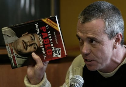 Popeye con un libro sobre el narcotraficante Pablo Escobar