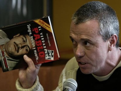 Popeye con un libro sobre el narcotraficante Pablo Escobar