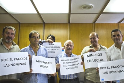 Los seis sindicalistas encerrados en el Ministerio de Industria desde el pasado miércoles.