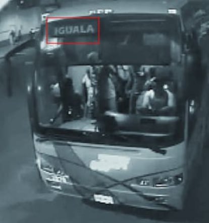 Captura de vídeo del 'quinto autobús' de Iguala en la noche del crimen saliendo de la central. Dentro se ve a algunos de los estudiantes que se lo apropiaron con intención de ir a México DF a una manifestación. La imagen es parte del informe de expertos de la OEA y no había sido recogida en el expediente de la Fiscalía, responsable del caso.