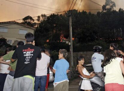 Vecinos del municipio pontevedrés de Nigrán que ayer vieron sus casas amenazadas por un incendio forestal.