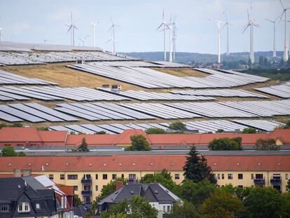 Placas solares y aerogeneradores en Magdeburgo (Sajonia-Anhalt), el verano pasado.