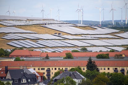 Placas solares y aerogeneradores en Magdeburgo (Sajonia-Anhalt), el verano pasado.