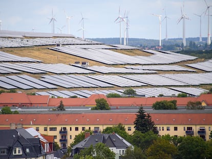 Paneles solares y molinos de viento en Magdeburg, en Sajonia-Anhalt, el pasado 27 de julio.