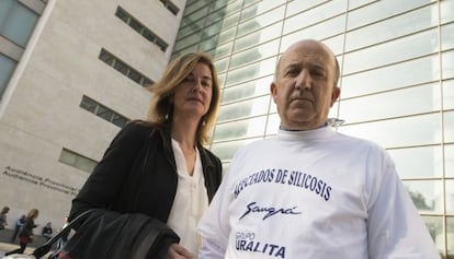 La abogada Roc&iacute;o Mayol con Tirso Genov&eacute;s, uno de los trabajadores afectados, ante la Ciudad de la Justicia de Valencia