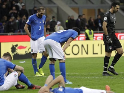 Los jugadores italianos se lamentan tras quedar fuera del Mundial. 