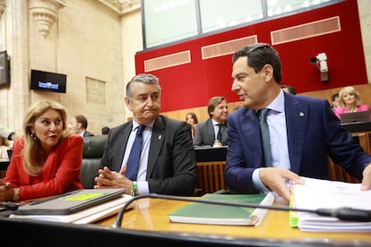 La consejera andaluza de Hacienda, Carolina España, junto al consejero de la Presidencia, Antonio Sanz y el presidente andaluz, Juan Manuel Moreno, el pasado 12 de junio en el Parlamento.