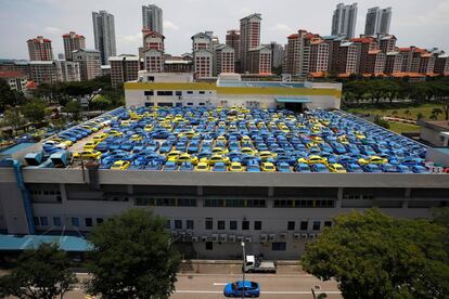 Taxis de la compañía 'ComfortDelGro' permanecen aparcados para una inspección de vehículos en Singapur.