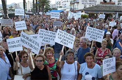 Centenares de vecinos de Xàbia se concentraron ayer por la tarde contra la prolongación del puerto.