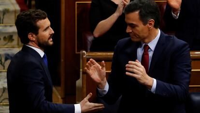 Pablo Casado felicita a Pedro Sanchez tras su investidura en enero.