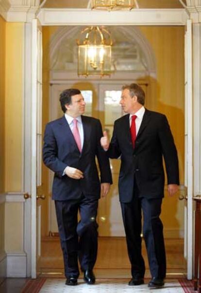 Durão Barroso (izquierda) y Blair conversan en Londres.