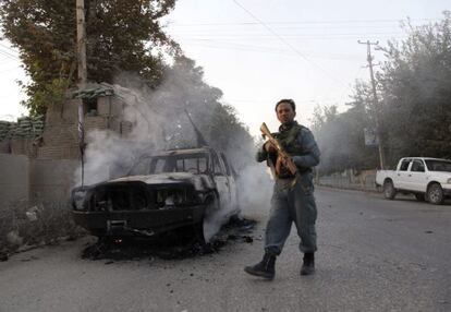 Un miembro de las fuerzas de seguridad afganas en Kunduz hoy.