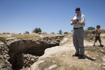 Vargas Llosa toma notas a los pies de la aldea palestina de Susiya.