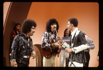 Jorge Santana, en el centro con la guitarra, durante una actuación televisiva de su grupo Malo en 1973.