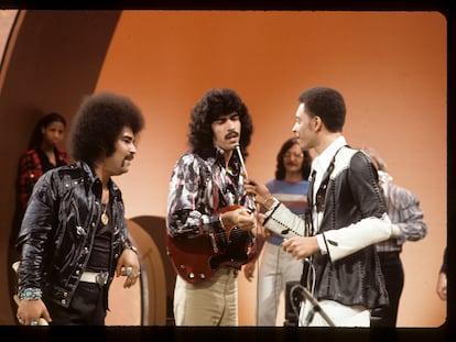 Jorge Santana, en el centro con la guitarra, durante una actuación televisiva de su grupo Malo en 1973.