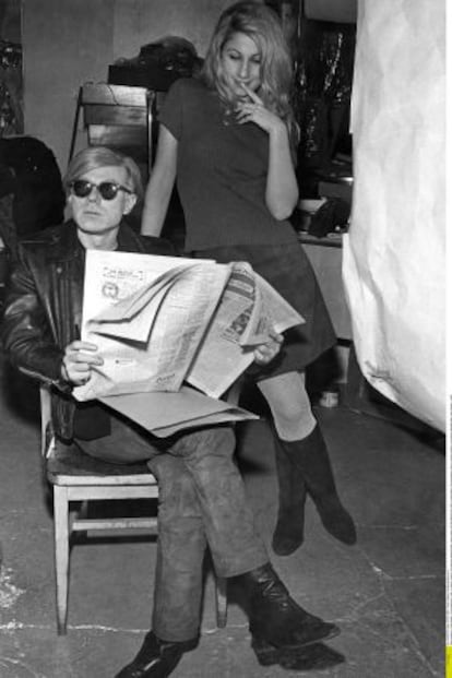 Andy Warhol con Jane Holzer, en 1969