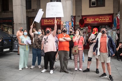 Familiares, amigos y simpatizantes de Carmen Franquelo hacen un escrache este miércoles frente al edificio donde sigue la joven.
