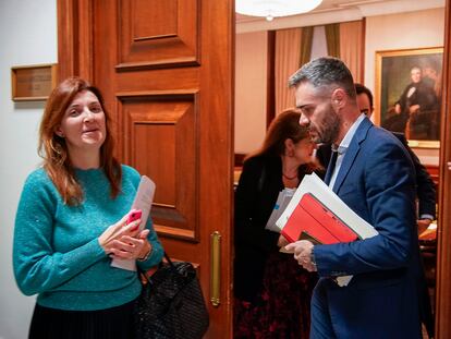 Carolina Telechea, de ERC, y Felipe Sicilia, del PSOE, antes de la ponencia de la Comisión de Justicia en el Congreso, en Madrid, en una imagen de diciembre de 2022.