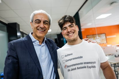 Juan Antonio expósito con un alumno que lleva una camiseta con su nombre en el instituto Las Musas en Madrid. 