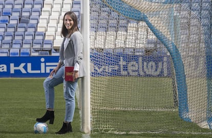 Sara Serrat posa en el Estadio Colombino de Huelva.