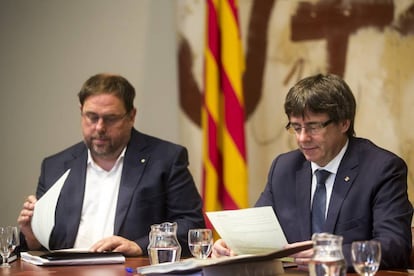 El presidente de la Generalitat, Carles Puigdemont, y su vicepresidente, Oriol Junqueras.