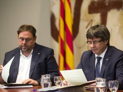 El presidente de la Generalitat, Carles Puigdemont, y su vicepresidente, Oriol Junqueras.