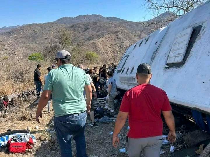 Al menos 7 muertos y 27 heridos en un accidente de autobús en Nayarit