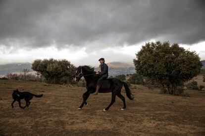 Noailles galopa a lomos de su caballo Madrid en Guadalix de la Sierra.