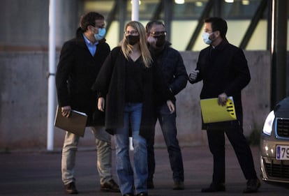 Pere Aragonès (derecha) y Elsa Artadi (centro), el pasado abril tras una reunión celebrada en la cárcel de Lledoners (Barcelona).