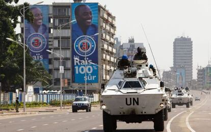Vehículos blindados de los Cascos Azules de la ONU patrullan a lo largo de una avenida junto a los carteles de propaganda del presidente Joseph Kabila, en Kinshasa, República Democrática del Congo