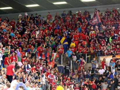 Afición del Baskonia en las gradas del Gran Canaria Arena