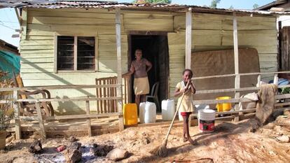 Las familias de El Hoyo Kennedy viven en casas de tablones de madera en donde no llega el agua corriente.