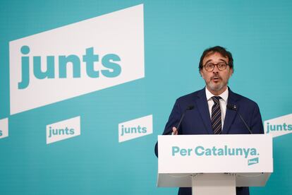 El vicepresidente y portavoz de Junts, Josep Rius, en la rueda de prensa de este lunes.