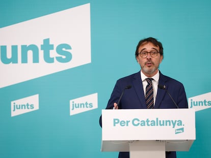 El vicepresidente y portavoz de Junts, Josep Rius, en la rueda de prensa de este lunes.