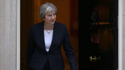 La primera ministra británica, Theresa May, sale de Downing Street.