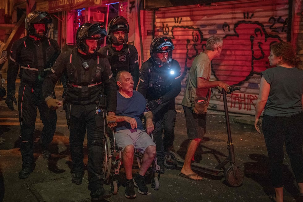 Los equipos de emergencia trasladan a un herido tras un ataque iraní, este lunes en Tel Aviv. 