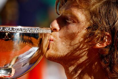 Rublev besa el trofeo de campeón, este domingo en Montecarlo.